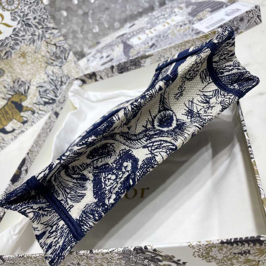 디올 자수 북토트백 미니 | 22.5 x 24 x 8cm