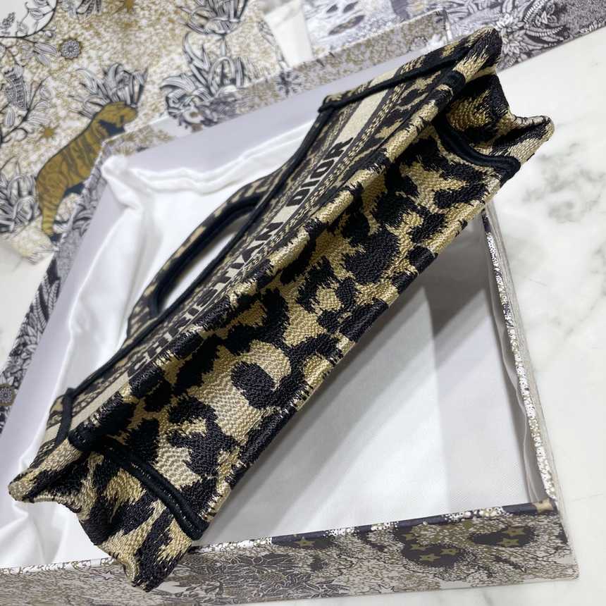 디올 지브라 자수 북토트백 미니 | 22.5 x 24 x 8cm