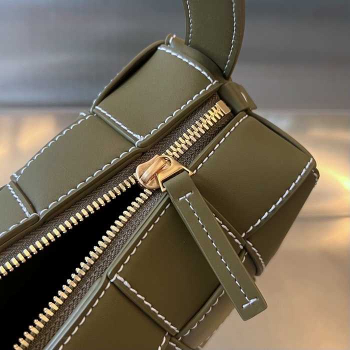 보테가베네타 스티치 브릭 카세트 숄더백 72951 | 24 x 9.5 x 9.5cm