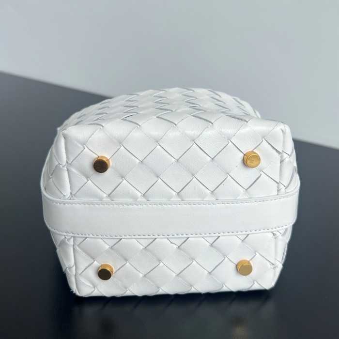 보테가 캔디 윌리스 숄더백 776781 | 17 x 13.5 x 5.3cm