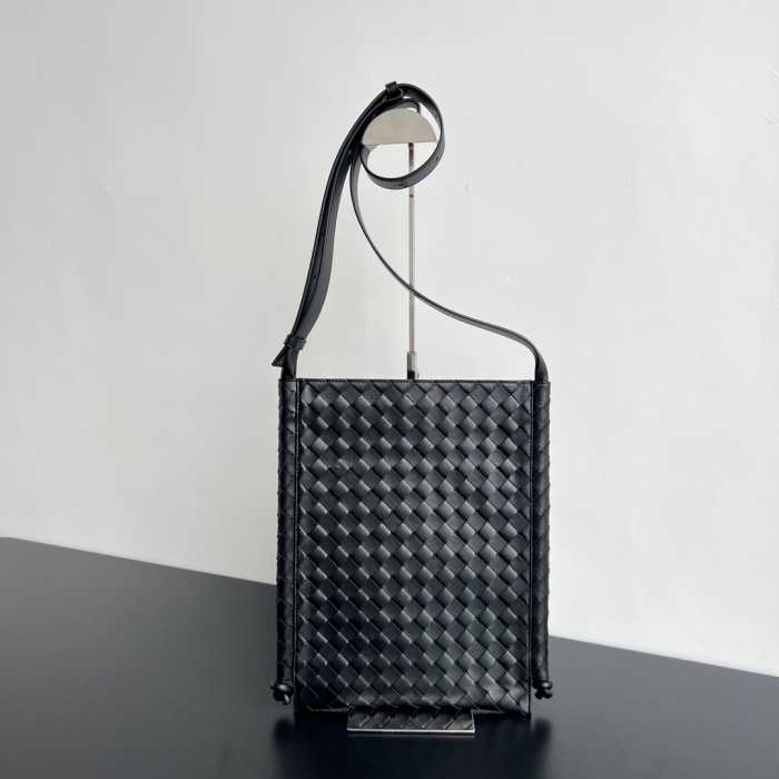 보테가 플랫 루프 크로스백 라지 776204 | 28.5 x 35 x 2.5cm