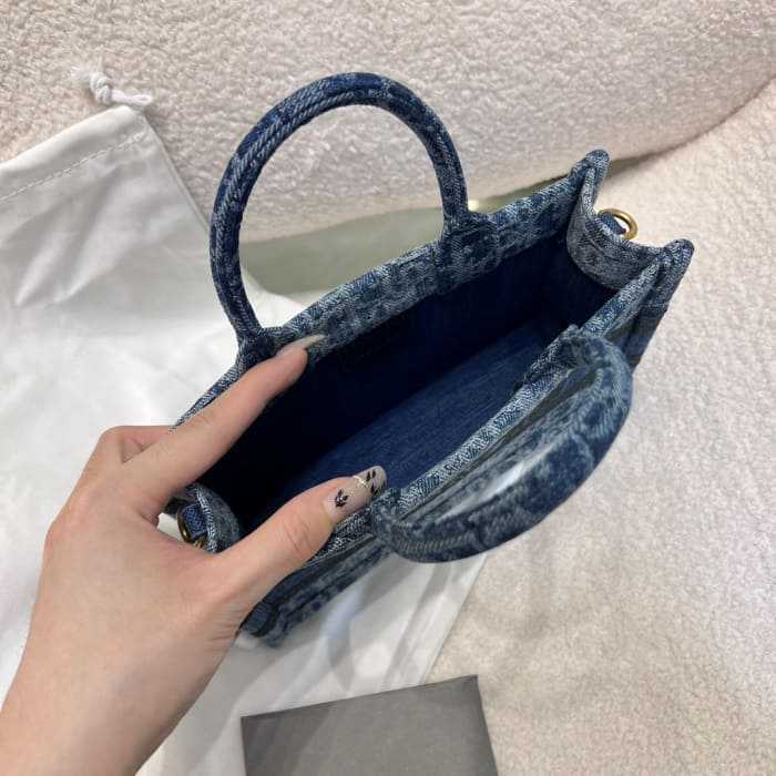 디올 데님 자수 미니 북토트백 | 21.5 x 13 x 7.5cm