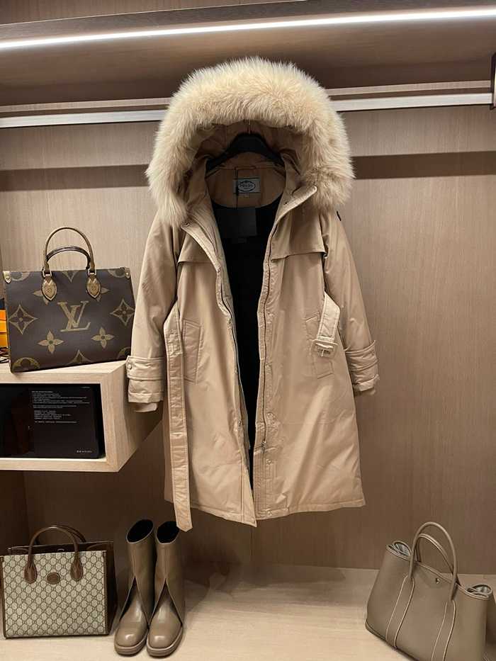 프라다 삼각로고 롱패딩 베이지