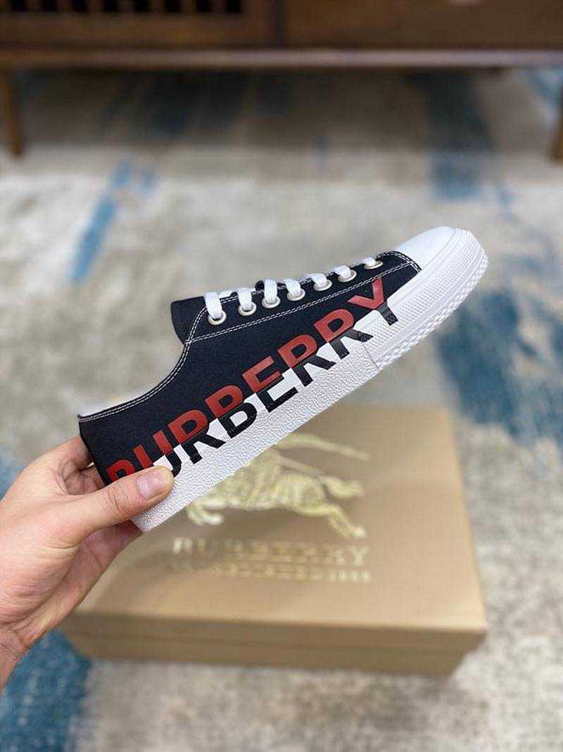 버버리 스니커즈 | 여성 35~40 , 남성 40~45