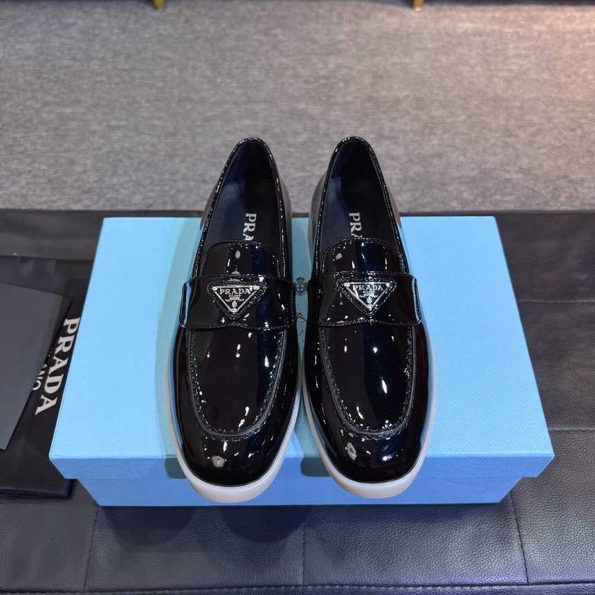 프라다 에나멜 트라이앵글 로고 로퍼 | 남여공용 35~45