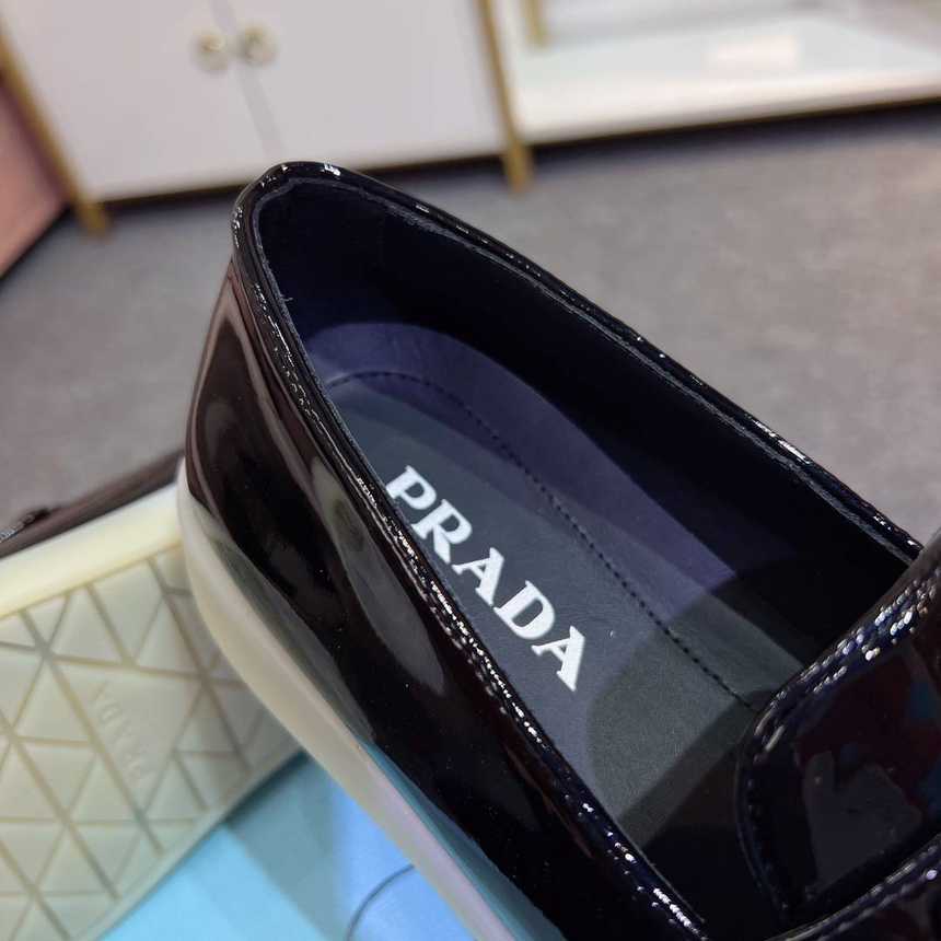 프라다 에나멜 트라이앵글 로고 로퍼 | 남여공용 35~45