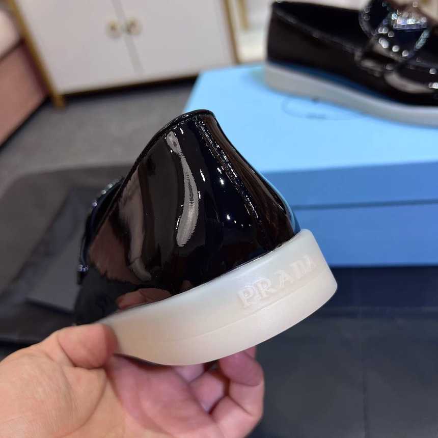 프라다 에나멜 트라이앵글 로고 로퍼 | 남여공용 35~45