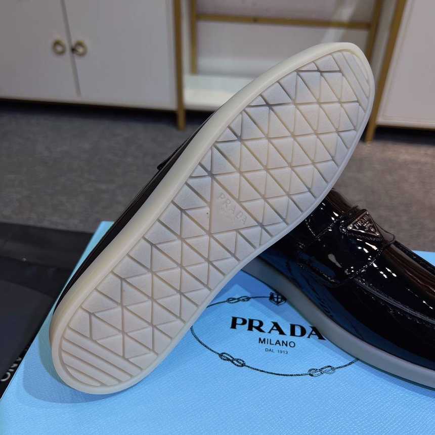 프라다 에나멜 트라이앵글 로고 로퍼 | 남여공용 35~45