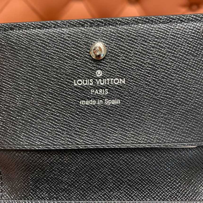 루이비통 엔벨로프 카르트 드 비지트 M62292 | 10.8 x 8 x 1cm