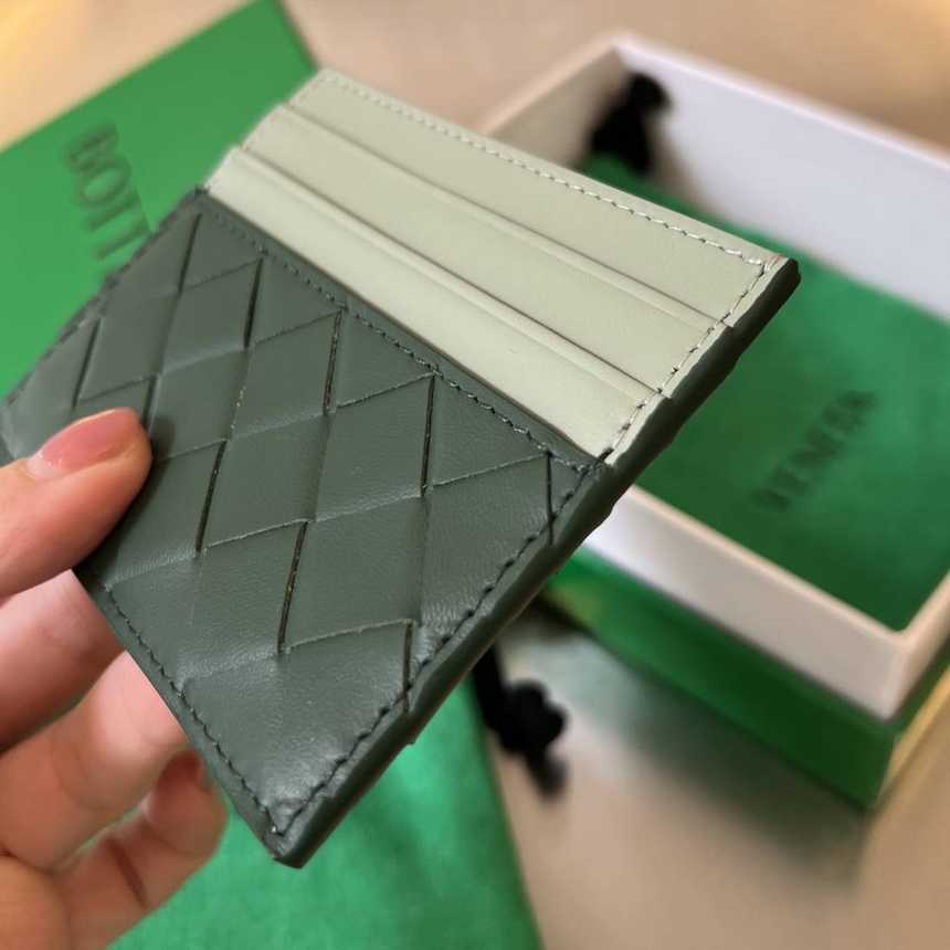 보테가베네타 우븐 배색 인트레치아토 카드지갑 749449 | 10 x 8 x 0.5cm