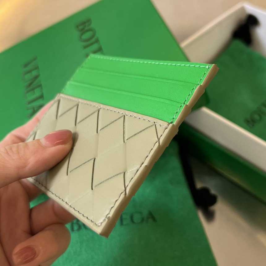 보테가베네타 우븐 배색 인트레치아토 카드지갑 749449 | 10 x 8 x 0.5cm
