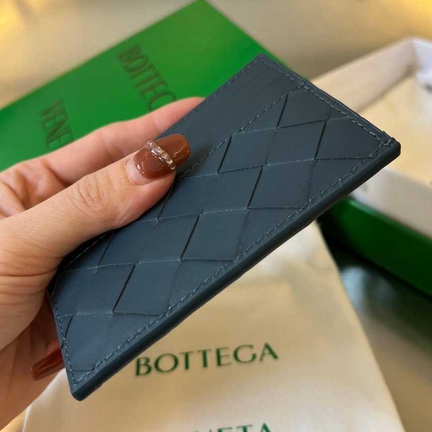 보테가베네타 우븐 배색 인트레치아토 카드지갑 749449 | 10 x 8 x 0.5cm