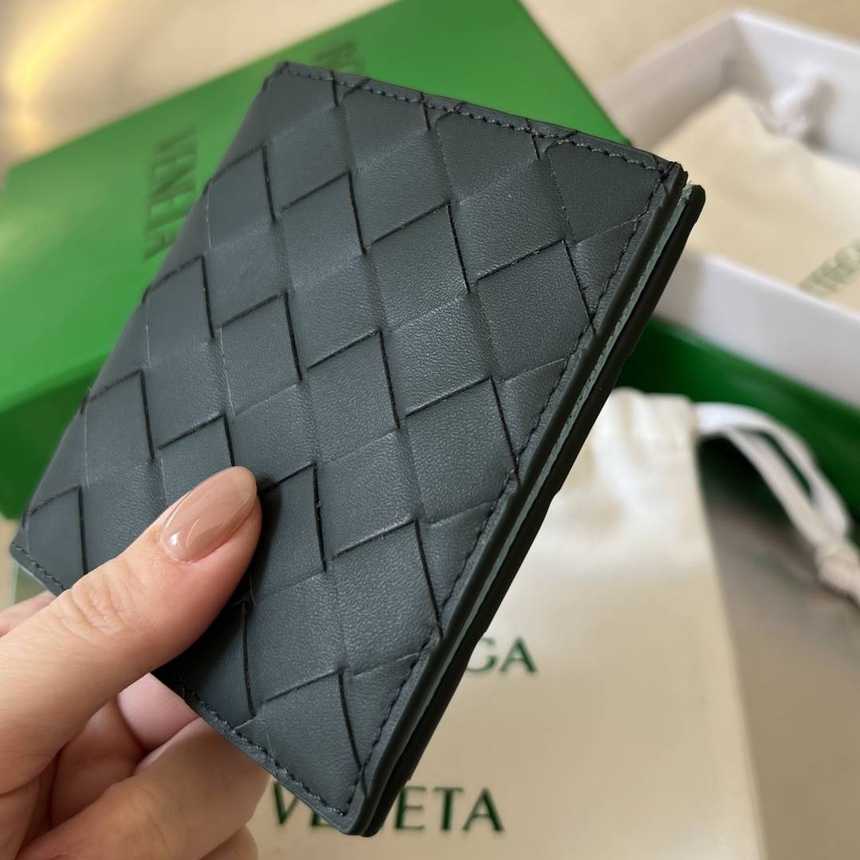 보테가베네타 인트레치아토 세로형 슬림 반지갑 749400 내부하늘색 | 10 x 9.5 x 1cm