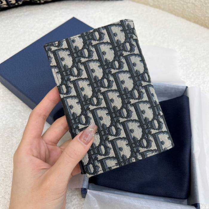디올 오블리크 여권지갑 | 10 x 13.3cm