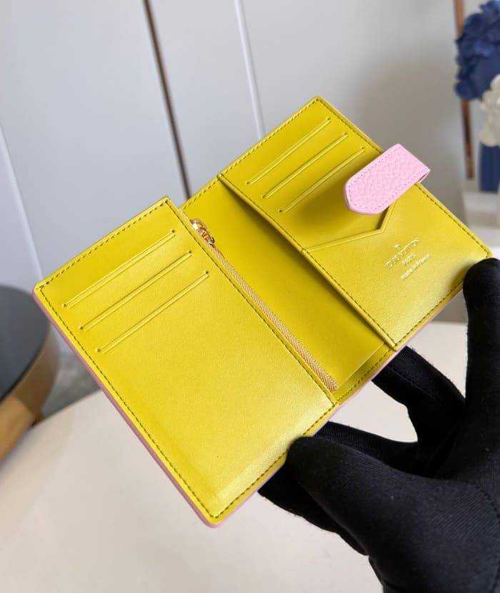 루이비통 버티컬 컴팩트 윌릿 지갑 M82144 | 9 x 12 x 1cm
