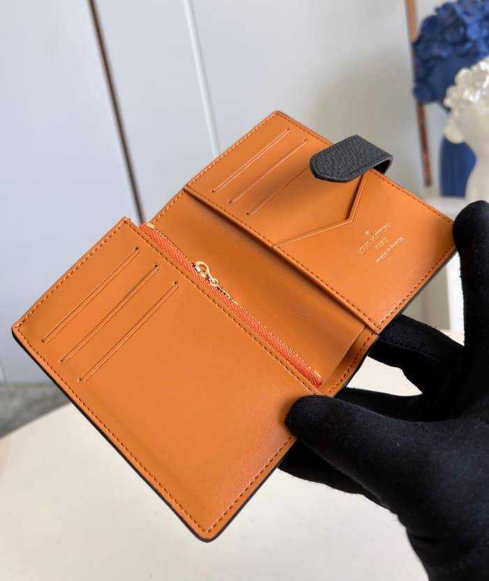 루이비통 버티컬 컴팩트 윌릿 지갑 M81561 | 9 x 12 x 1cm
