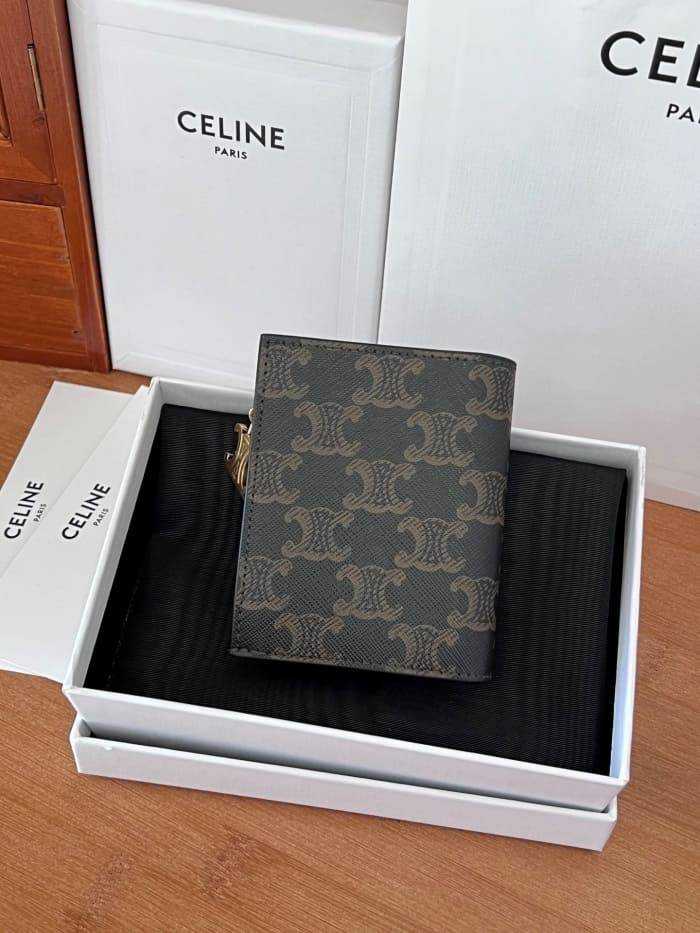 셀린느 트리오페 참 컴팩트 반지갑 10M102 | 9 x 10.5 x 2cm