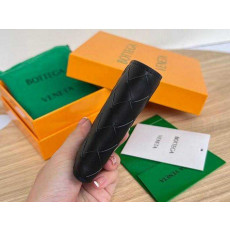 보테가 인트레치아토 폴더형 반지갑 (올 블랙) 605721 | 11.5 x 9.5 x 1cm