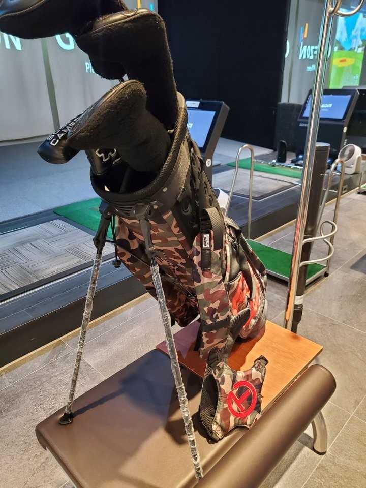 스카티카메론 캐디백 스탠드 – 우드랜드 카모/레드